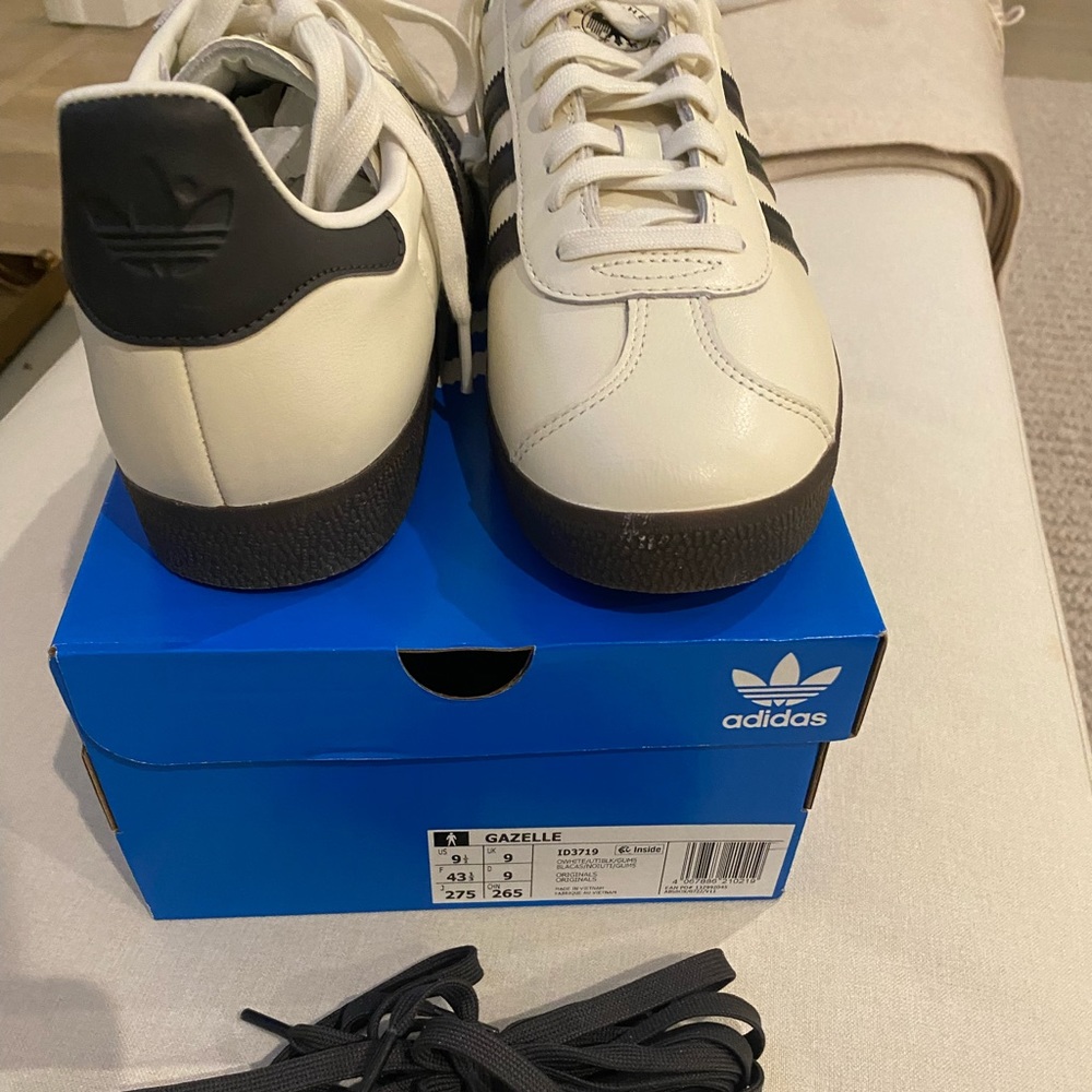 Adidas Gazelle new in box sneakers size 9.5 US/43.5 European Unisex
